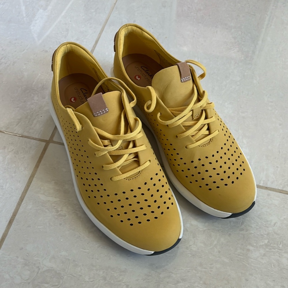 CLARKS Un Rio Tie sneakers in yellow nubuck - size 7.5